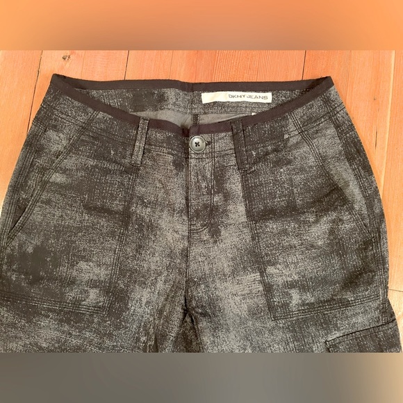 DKNY Dark Camo Cargo Lightweight Capri Pants. Size 4 - Picture 4 of 6